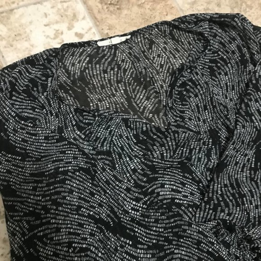 fun2fun Black & White Pattern Ruffle Neck/… - Picture 6 of 6